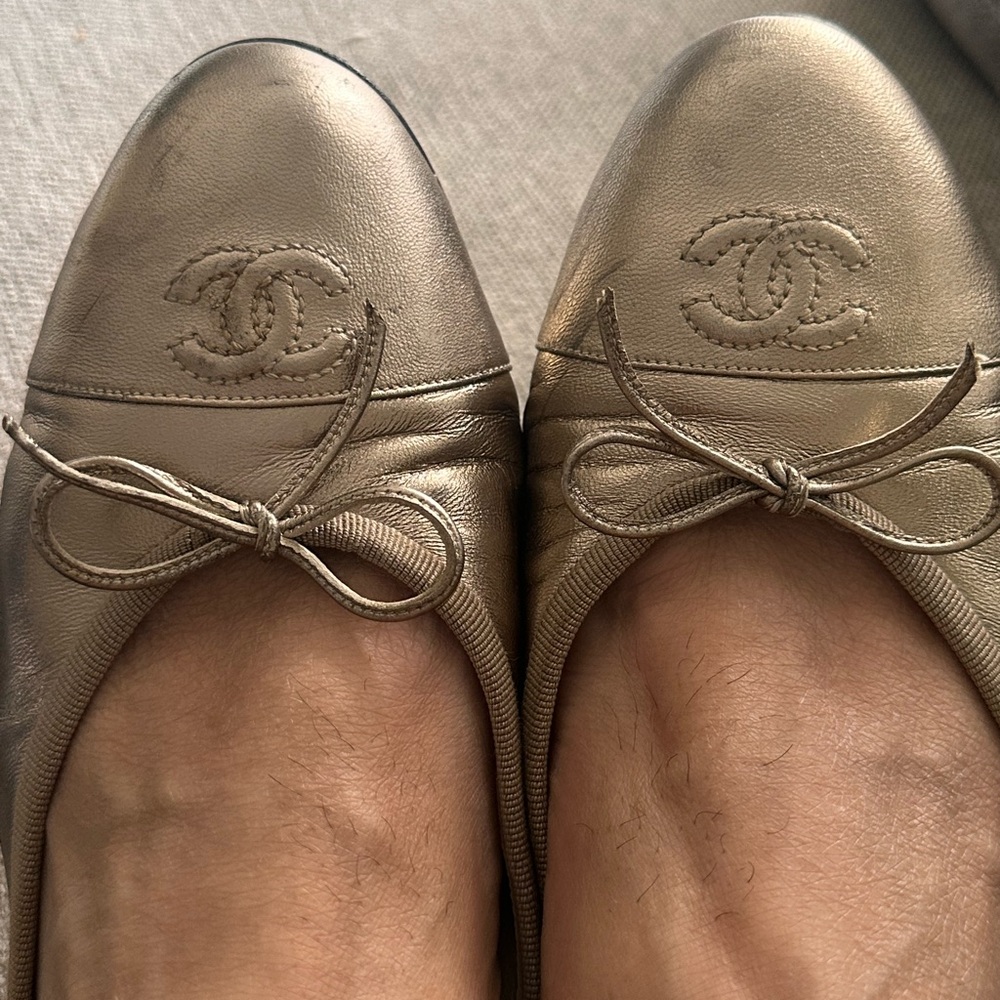 CHANEL golden Leather Ballerina
Flat with Patent Tow and Bow